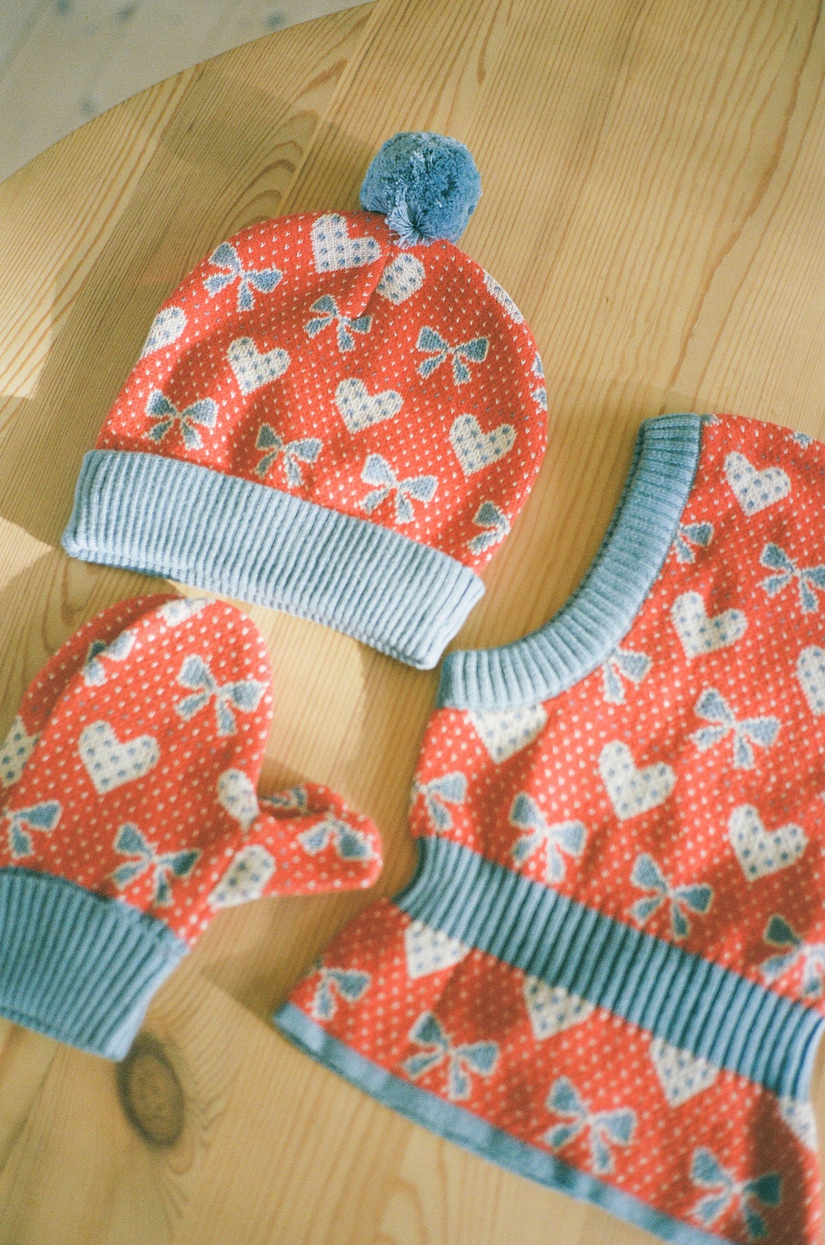 Josie Mittens - Poppy Red Bow